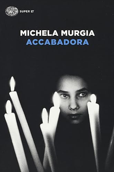 Accabadora di Michela Murgia: copertina con donna in penombra, candele accese davanti al volto