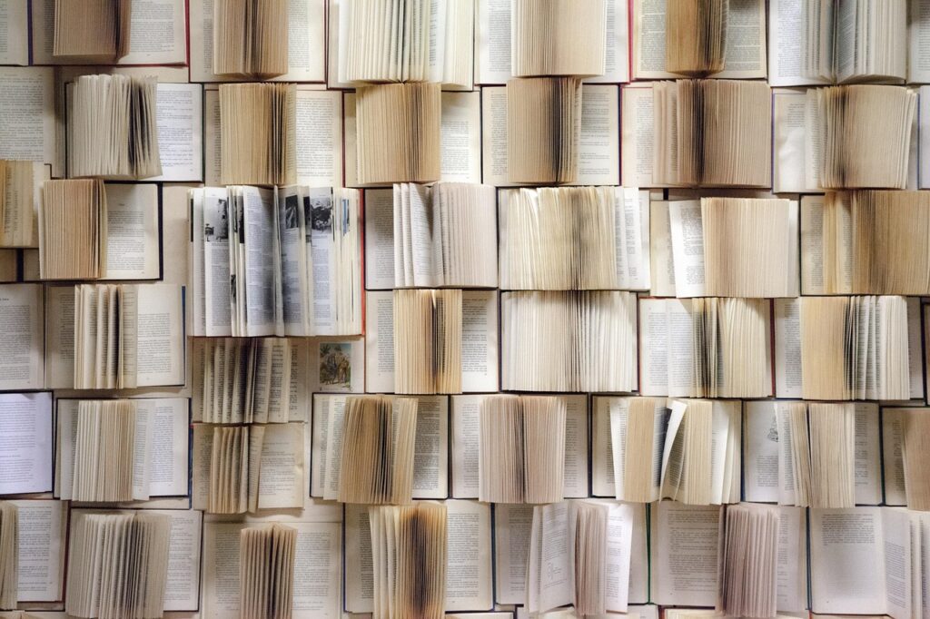 Chi siamo: libri aperti uno sull'altro come una scaffalatura