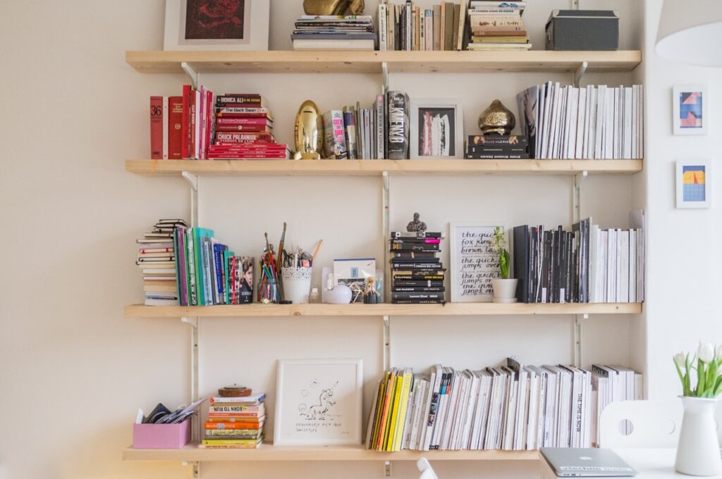 il progetto Arteficio - scaffalatura con libri su una parete chiara