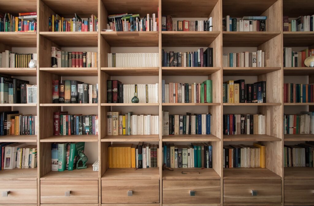 il progetto Arteficio - libreria con molti libri e in basso una serie di cassetti