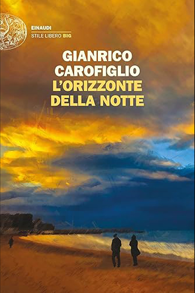 L'orizzonte della notte di Carofiglio: Copertina con cielo al tramonto-un uomo e una donna camminano sulla spiaggia con mare mosso